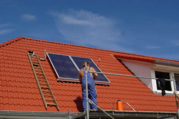 Aufbringen der Kollektoren für die Warmwassererzeugung
